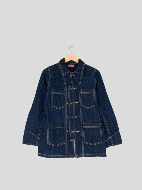 ITEM DESCRIPTION √SIZE READS : SMALL √MATERIAL: COTTON MEASUREMENT: √ARMPIT TO ARMPIT : 18.5 INCH √LENGHT NECK TO : 28 INCH √ SHOULDER : 14 INCH √ SLEEVE: 23 INCH Workers Jacket, Denim Chore Jacket, Worker Jacket, French Workwear, Denim Workwear, Workwear Jacket, Chore Jacket, Jacket Buttons, Denim Women