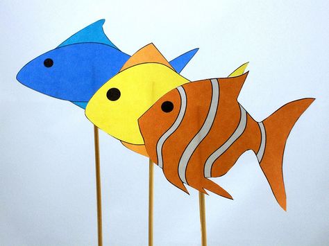 Fish Stick Puppets by .T in Indy, via Flickr Fish Puppets On Stick, Parade Puppets, Fish Puppet, Animal Shadow, Stick Puppet, Brownie Guides, Fish Printables, Mermaid Parade, Paper Theatre