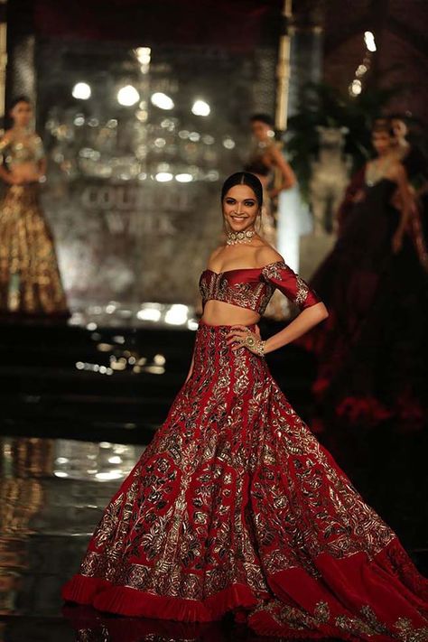 Deepika Paukone Models for Manish Malhotra Couture 2016 Collection Manish Malhotra Bridal Collection, Off Shoulder Lehenga, Manish Malhotra Bridal, Manish Malhotra Lehenga, भारतीय दुल्हन संबंधी, Long Anarkali Gown, डिजाइनर कपड़े, Lehenga Blouse Designs, Ritu Kumar