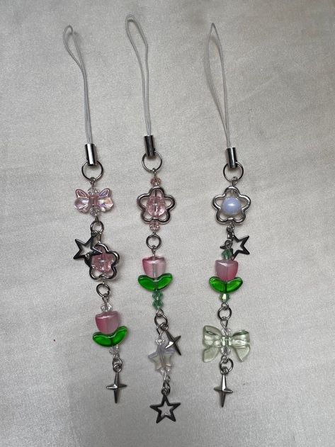 Eng Handmade Tulip Phone Charms with Beads and Star Pendants✩ఌ Shipping World Wide! If you have any questions, feel free to reach out, I'll try to answer all your Questions!❤︎︎ Eng: Homemade tulip cell phone charm with pearls and stars pendant☆ఌ If you have any questions, please let me know!! ❤︎︎ Tulip Phone Charm, Cell Phone Charms, Bracelets Design, Bead Charms Diy, Phone Charms, Beads Bracelet Design, Jewelry Accessories Ideas, Letter A Crafts, Handmade Wire Jewelry