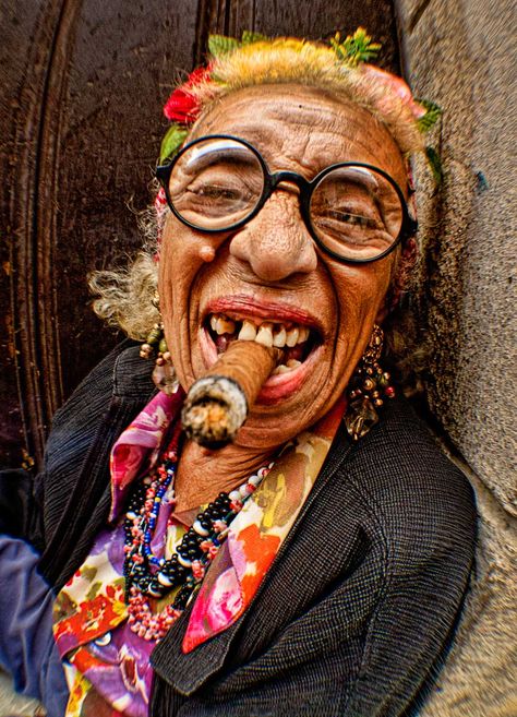 Cuba, Cigar Woman Havana | ©2013 John Galbreath                                                                                                                                                     More ポップアート ポスター, Frida Art, Foto Portrait, Old Faces, Funny Face, Old Woman, صور مضحكة, People Of The World, Interesting Faces