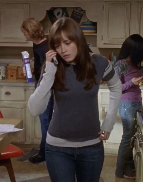 Lorelai Gilmore Style, Rory Gilmore Style, Gilmore Girls Outfits, 2000s Outfit, Tv Show Outfits, Rory Gilmore, Fall Fits, Mode Inspo, Outfit Inspo Fall