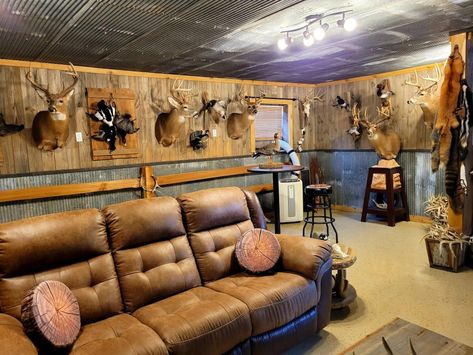 Western Man Cave, Barn Man Cave, Hunting Room Design, Country Man Cave, Hunting Man Cave, Log Home Kitchen, Hunting Crafts, Rustic Man Cave, Cave Room