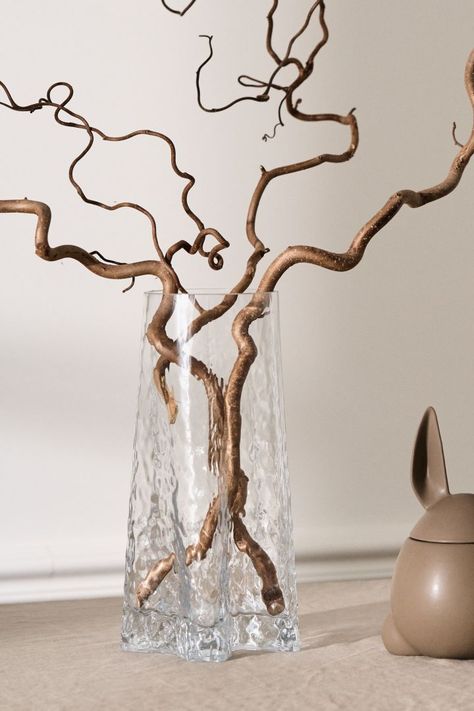 Top Decor Ideas, Vase With Branches, Easter Figurine, Tree Branch Decor, Easter Arrangement, Latest Interior Design Trends, Easter Table Settings, Round Vase, Branch Decor