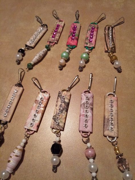 Paper Clip Bead Dangles, Junk Journal Altered Paper Clips, Paper Clip Charms, Paperclips Crafts Ideas, Junk Journal Paper Clips, Altered Paper Clips Ideas, Junk Journal Dangles, Hidden Paper Clips, Journal Dangles