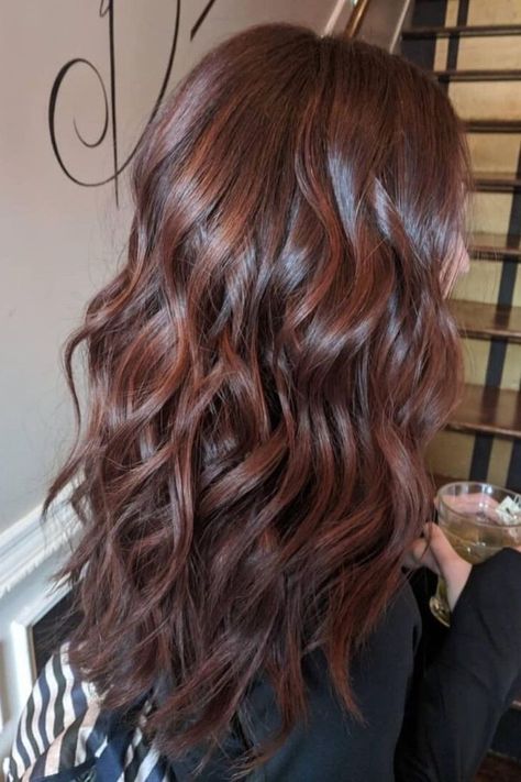 If you want to be as sweet as your favorite cola flavor, try this stunning hair color idea for brunettes this fall! It will feel like you’ve done something completely fresh and new while still staying true to your love for brown hair.//photocredit: @marahairstudio