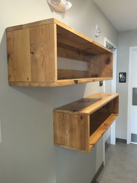 Diy Box Shelves, Floating Box Shelves, Wood Box Shelves, Diy Wooden Shelves, Diy Home Interior, Farmhouse Cabinets, Wall Tv Unit Design, Box Shelves, Living Room Design Decor