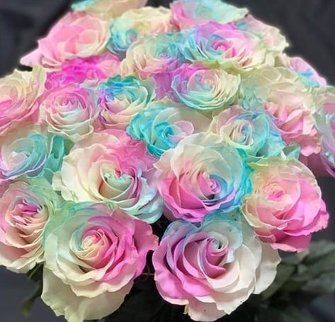 Rainbow Flower Arrangement, Rainbow Bouquet, Luxury Roses, Blue Roses Wallpaper, Fancy Flowers, Pastel Roses, Rainbow Flower, Box Roses, Tapeta Galaxie