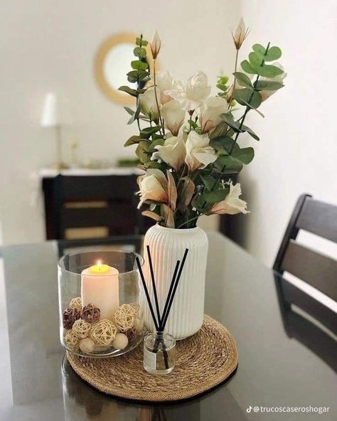 Modern Dining Decor, Dining Table Decor Everyday, Dining Table Decor Centerpiece, Round Dining Table Decor, Eclectic Decorating, Home Decor Scandinavian, Table Centerpieces For Home, Dining Room Table Centerpieces, Dining Room Table Decor