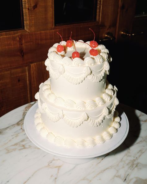 A luxury buttercream cream wedding cake. Which has been created for a bride and groom. It has bright red cherries on top and icing piped all around the outside. Vintage Style Cake, Retro Wedding Cakes, Cake With Cherries, Lily Photography, Perfect Wedding Cake, Photography London, Bride Guide, Modern Couple, Morning Wedding