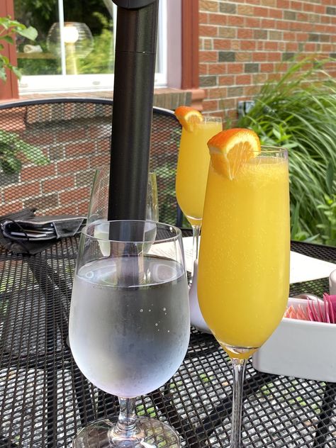 #mimosas #mimosa #brunch #nature #summer #summervibes Mimosa Astethic, Mimosa Instagram Story, Brunch Mimosas Aesthetic, Mimosa Brunch Aesthetic, Natasha Trace, Mimosa Aesthetic, Brunch With Mimosas, Morning Mimosas, Melanie Harlow