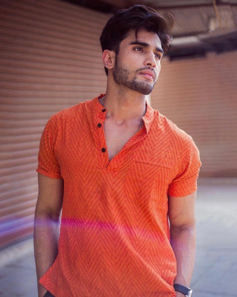 Always take your own initiatives to create a colourful moment. Keep that vibrant spirit of finding a solution for every dark obstacle coming your way. If your vision is bright then let any dark obstacle prevail, you will still overcome it certainly with your patience. Just have PATIENCE and see the rainbow appearing!! Picture credit : @georgeavinash Blonde Male Models, Aftab Shivdasani, Concert Poses, Karan Tacker, Rohit Khandelwal, Poses Men, Mens Hairstyles Thick Hair, Portrait Photography Men, Dressing Sense