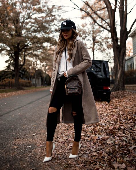 Baseball Cap Outfit Spring, How To Style Ripped Jeans, Cap Outfits For Women, Maria Vizuete, Ripped Jeans Look, Mia Mia Mine, Fall Travel Outfit, Baseball Cap Outfit, Mia Mia