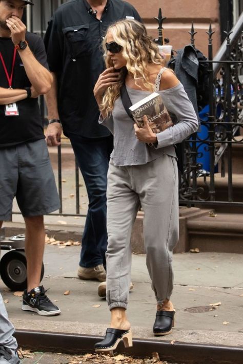 Sarah Jessica Parker Street Style, Black Clogs Outfit, Sara Jessica Parker, New York September, Carrie Bradshaw Style, Clogs Outfit, Kristin Davis, Black Clogs, Confident Style