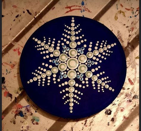 Poinsettia Dot Mandala, Star Mandala Design, Christmas Ornament Dot Painting, Mandala Snowflake Design, Christmas Pour Painting, Snowflake Dot Painting, Christmas Dot Mandala, Christmas Dotting Art, Dot Art Painting Patterns Easy