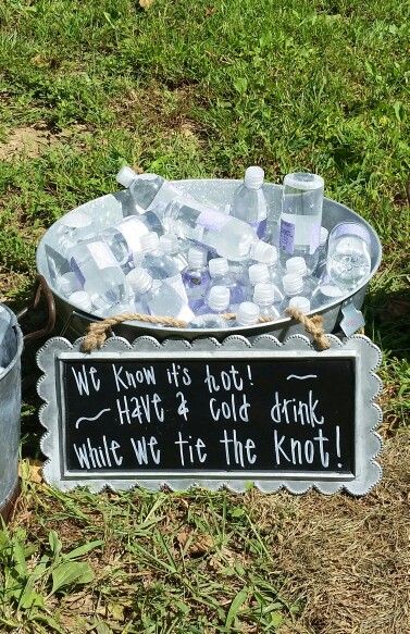 Water display for a hot summer outside wedding ! Outdoor July Wedding Ideas, Wedding Themes Summer Outdoor, Summer Outside Wedding Ideas, Water At Wedding Ceremony, Water Display Ideas, Lake Wedding Theme Ideas, Water Station Wedding Ceremony, Summer Wedding Drink Station, Wedding Ideas On A Budget Summer