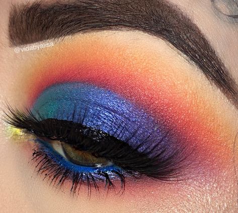 Tropical Eyeshadow Looks, Tropical Eyeshadow, Juvia Makeup, Brown Eyelashes, Face Play, Sunset Eyes, Sunset Eyeshadow, Vacation Makeup, Rainbow Eye Makeup