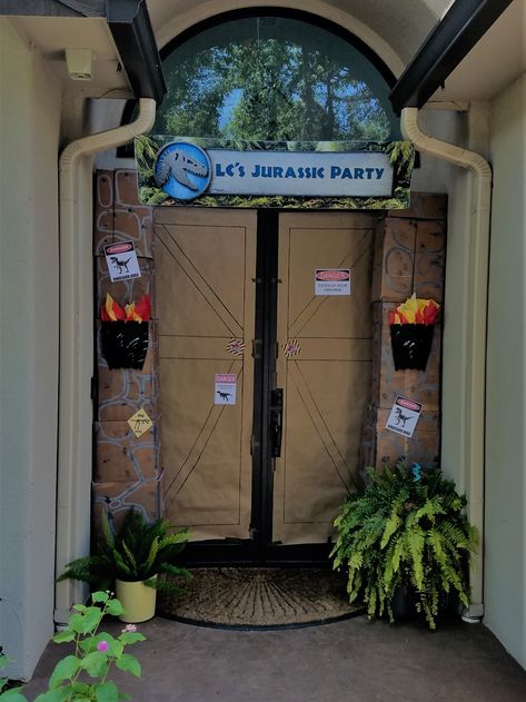 Jurassic Park Classroom Door, Jurassic Park Door Decoration, Jurassic Park Gate Entrance Diy, Jurassic Park Gate, Jurassic Park Party, Dinosaur Themed Birthday Party, Cardboard Painting, Safari Birthday Party, Dinosaur Cake