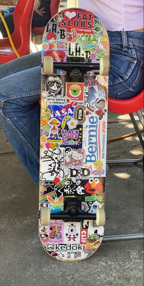 Skate Stickers Aesthetic, Skateboard Decoration Ideas, Stickers On Skateboard, Things To Draw On Your Skateboard, Skateboard With Stickers, Skateboard Stickers Aesthetic, Decorated Skateboard, Decorate Skateboard, Skate Board Stickers