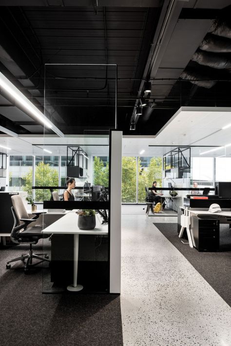 Open Office Design, Woods Bagot, Office Ceiling, Industrial Office Design, Cool Office Space, Modern Office Interiors, Corporate Office Design, Office Pods, Look Office