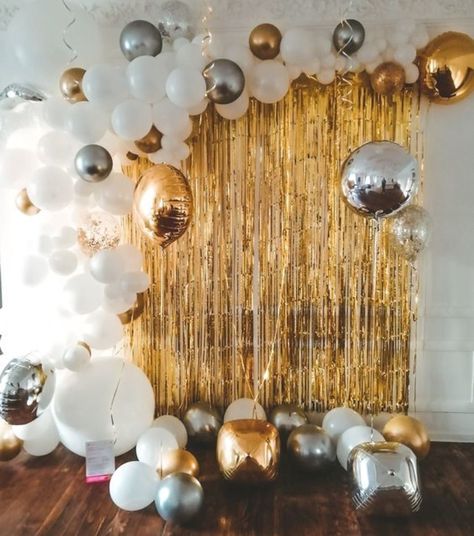 New Years Eve House Party, New Year's Eve Party Themes, New Years Eve Party Ideas, New Years Eve Party Ideas Decorations, House Party Decorations, New Year's Eve Celebrations, Birthday Balloon Decorations, Engagement Party Decorations, New Years Eve Decorations