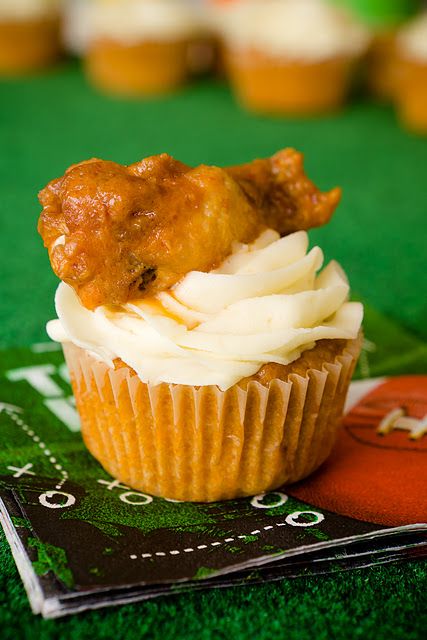 (sweet/spicy)cornbread cupcake with blue cheese frosting and a wing.  it sounded gross at first...but now i have to give them a try. Cornbread Cupcakes, Super Bowl Cupcakes, Super Bowl Cupcake, Chicken Cupcakes, Savory Cupcakes, Chicken Cornbread, Buffalo Chicken Recipes, Baked Buffalo Chicken, Buffalo Wing