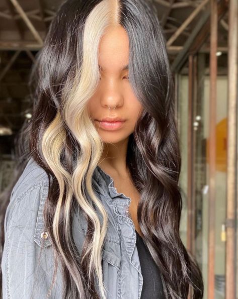 Create A Face-Frame/Money Piece - This is a great option for #clients that don’t normally ask for #highlights or only come in for #root touch-ups. #bangstyle #beauty Black Hair With Blonde Highlights, Color Block Hair, Split Dyed Hair, Hair Color Streaks, Money Piece, Hair Streaks, Fesyen Rambut, Hair Brown, Short Hair Color