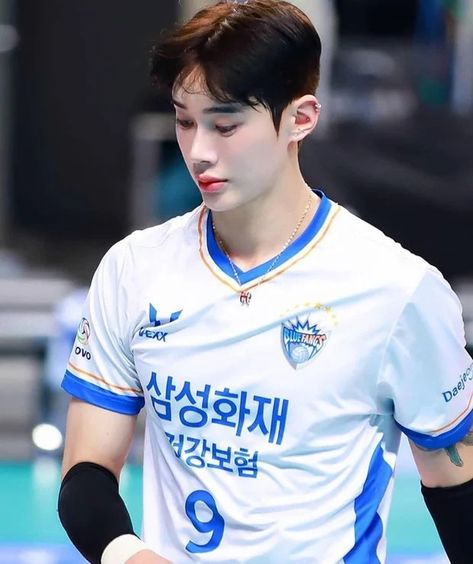 Korean Volleyball, Korean Police, Volleyball Men, Professional Volleyball Players, Professional Volleyball, Mens Volleyball, Volleyball Player, How To Apply Mascara, Volleyball Players