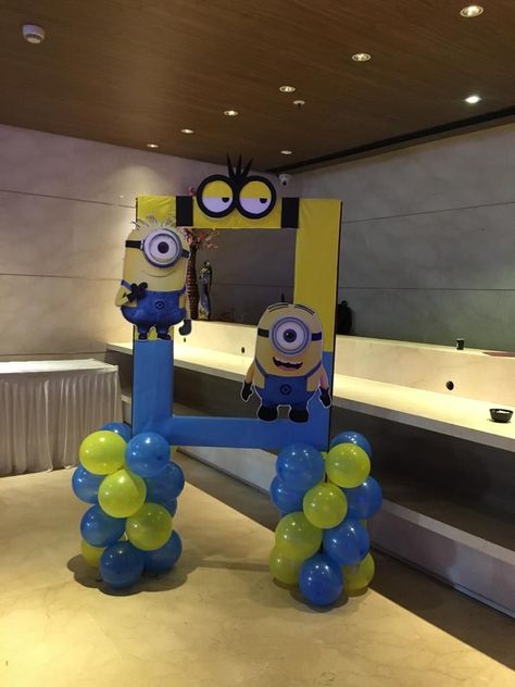 Minions Centerpiece Ideas, Minion Halloween Decorations, Minion Photo Booth, Minion Decor, Movie Night Fundraiser, Minion Centerpieces, Minion Party Decorations, Minions Birthday Theme, Minion Decorations