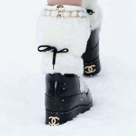 Cashmere Lounge Set, Aspen Ski, Winter Princess, Chanel Boots, Hot Chocolate Marshmallows, Snow Princess, Snow Trip, Winter Inspo, Super Rich Kids