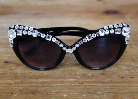 DIY Sunglasses Makeovers - DIY Rhinestone Sunnies - Fun Ways to Decorate and Embellish Sunglasses - Embroider, Paint, Add Jewels and Glitter to Your Shades - Cheap and Easy Projects and Crafts for Teens #diy #teencrafts #sunglasses Bejeweled Sunglasses, Sunglasses Ideas, Diy Sunglasses, Bling Sunglasses, Classy Glasses, 90's Vibes, Arty Fashion, Jewelry By Brand, Flower Sunglasses