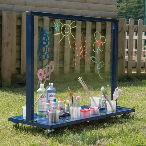 What makes the perfect outdoor classroom? School Meaning, Outdoor Kids Play Area, Diy Easel, Painting Easel, Outdoor Playhouse, Outdoor Learning Spaces, Backyard Kids Play Area, Outdoor Play Spaces, Outdoor Play Areas