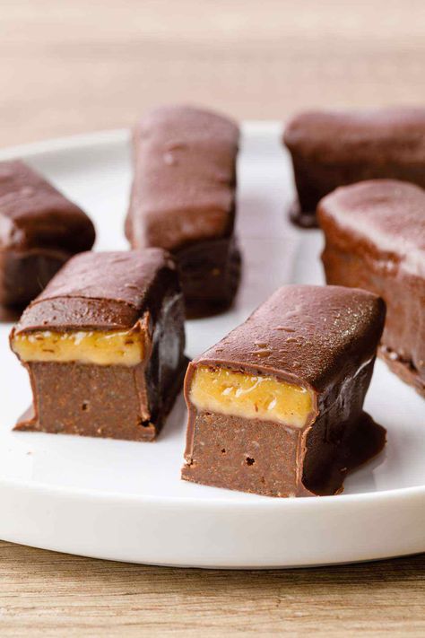 Homemade Paleo Milky Way Candy Bars (Try these!) - Paleo Grubs Paleo Candy Bars, Milky Way Candy, Paleo Candy, Chocolate Chia Seed Pudding, Pan Shrimp, Tuna Avocado, Paleo Sweets, Chocolate Shake, Paleo Chocolate