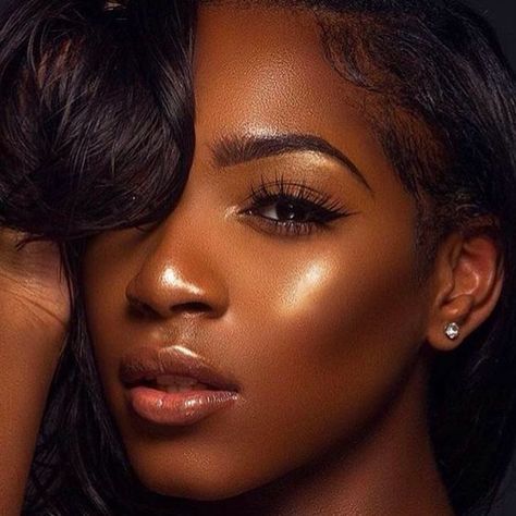 Now, no matter what shade of chocolate your complexion is, there are highlighters that pop against your melanin-rich skin without looking ashy. Maquillage On Fleek, Mekap Mata, Party Make-up, Smink Inspiration, Dark Skin Makeup, Makeup For Black Women, Natural Makeup Looks, Makati, Flawless Makeup