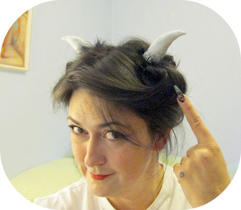 How to Horn Hair Clips  Need this for a photoshoot Horn Hair Clips, Diy Horns, Costume Horns, Cosplay Horns, Horn Hair, Clay Tips, Diy Cosplay, Costume Tutorial, Diy Kostüm