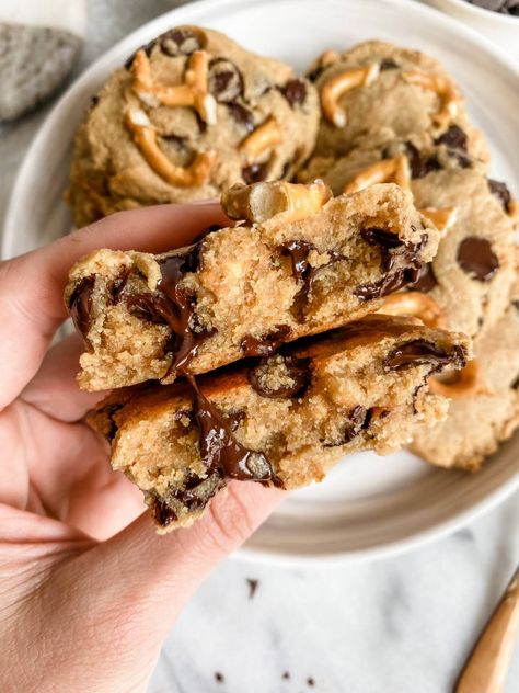 Chocolate Chip Peanut Butter Pretzel Cookies Grain-free Vegan - Lovely Delites Salty Chocolate Chip Cookies, Peanut Butter Pretzel Cookies, Chocolate Chip Peanut Butter Cookies, Grain Free Cookies, Pretzel Cookies, Soft Baked Cookies, Peanut Butter Pretzel, Vegan Dark Chocolate, Peanut Butter Chocolate Chip Cookies