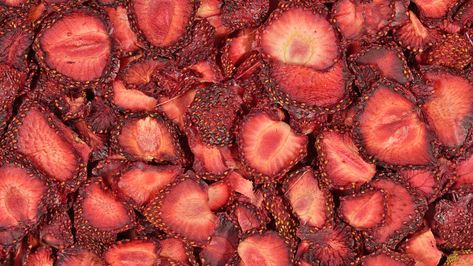 DIY: How to Make Your Own Freeze Dried Strawberries at Home Strawberry Chips, Dehydrated Strawberries, Tea Infusion, Oatmeal Toppings, Shake N Bake, Strawberry Slice, Cocktail Garnish, Salad Toppings, Freeze Dried Strawberries