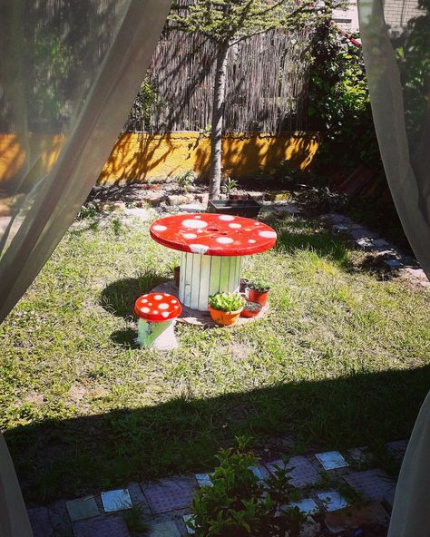 Mushroom Outside Decor, Diy Garden Mushrooms, Diy Mushroom, Bee Kitchen, Garden Mushrooms, Diy Playground, Garden Inspo, Garden Decor Diy, Children's Garden