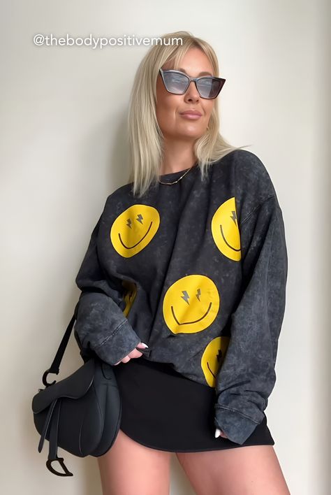 Smiley Outfits, Big T Shirt Outfits, Smiley Sweatshirt, Rock Tshirt, Yellow Smiley Face, Face Graphic, Coffee Dates, Lightning Bolts, Personal Style Inspiration