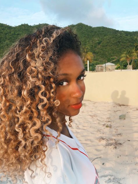 Curly Hairstyles For Black Women Highlights, Honey Blonde Balayage Natural Hair, Natural Hair Blonde Tips, Blonde Ombre Curly Hair Black Women, Blonde Ombré Curly Hair, Honey Blonde Highlights Curly Hair Black Women, Golden Blonde Curly Hair Black Women, Black And Blonde Curly Hair Black Women, Curly Black And Blonde Hair