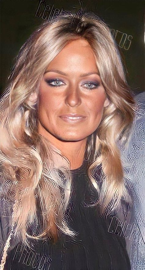 Modern Farrah Fawcett Hair, Feathered Haircuts, Haircuts Bangs, Farah Fawcett Hair, Fawcett Hair, Farah Fawcett, Feathered Layers, Farrah Fawcet, Hairstyle Tips