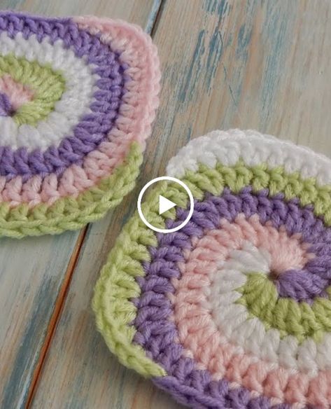 How to Crochet a Spiral Granny Square Knit Bobble Stitch, Crochet A Spiral, Spiral Granny Square, Makeup Basket, Stitches Makeup, Crochet Spiral, Crochet Granny Stitch, Spiral Crochet, Crochet For Beginners Blanket