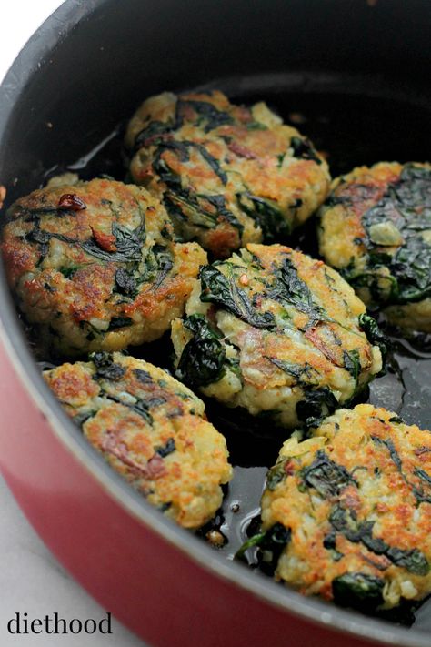 Spinach and Garlic Potato Patties Spinach Patties, Fresh Spinach Recipes, Potato Patties, Patties Recipe, Idee Pasto, Potato Side Dishes, Spinach Recipes, Idee Pasto Sano, Potato Dishes