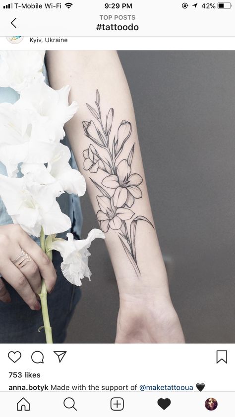 Bird And Flower Tattoo, Swallow Bird Tattoos, Lillies Tattoo, Vogel Tattoo, Sparrow Tattoo, Animal Tattoo Ideas, Swallow Tattoo, Floral Tattoo Sleeve, Lily Tattoo