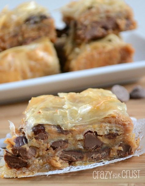 Peanut Butter And Chocolate Chips, حلويات عربية, Dessert Oreo, Crazy For Crust, Baklava Recipe, Peanut Butter And Chocolate, Phyllo Dough, Peanut Butter Recipes, Think Food