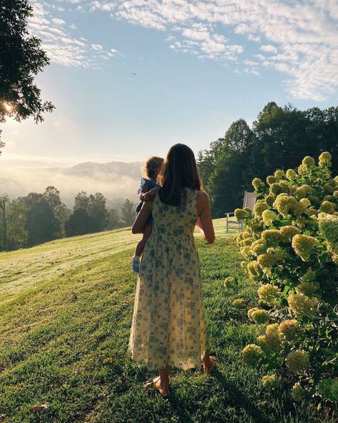 Daily Look 8.13.20 - Julia Berolzheimer Garden Mom Aesthetic, Sahm Aesthetic, Cottagecore Mom, Aesthetic Mom, Mom Aesthetic, Julia Berolzheimer, Gal Meets Glam, Citizens Of Humanity Jeans, Future Life