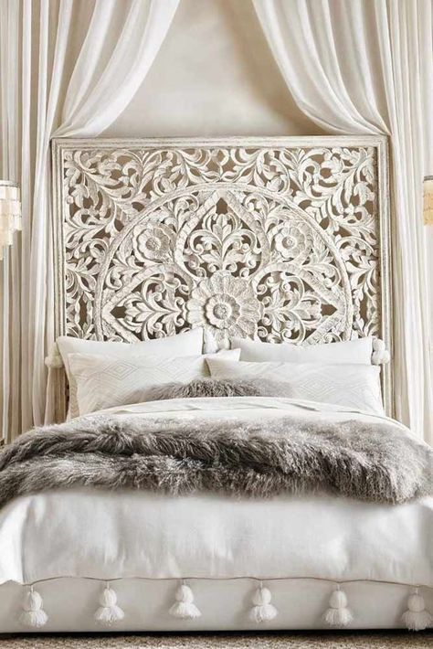 Although upholstered headboards have been riding high on the decorating charts for some time now, that doesn’t mean that wooden headboards have lost their luster. Wood never goes out of fashion: it’s a classic material that complements any decorating style, has endless versatility, can easily be given a makeover, and lends itself well to DIY projects. If you’re wondering how to decorate your own room with a wood headboard, read on. These bedrooms will show you how to do it right. Shell Chandelier, Girl Bedrooms, Teen Bedroom Designs, Bedroom Foyer, Teen Girl Room, Vintage Bed, Teen Bedding, Design Del Prodotto