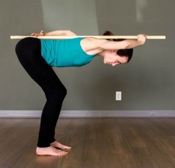 Stick Workout, Hip Hinge, Integral Yoga, Yoga Workout Routine, Yoga Magazine, Pilates Poses, Yoga Information, Restorative Yoga Poses, Yoga For Seniors