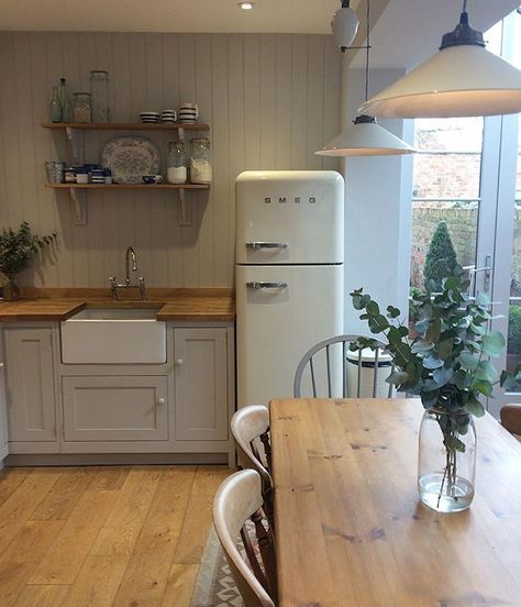 Hare and wild Modern Cottage Kitchen, Modern Cottage Decor, Smeg Fridge, Серая Кухня, Kitchen Stand, Cottage Kitchens, Modern Cottage, Kitchen Diner, Cottage Kitchen