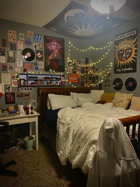 Cozy 90s Bedroom, Grunge Bedroom Ideas 90s, Masc Room Aesthetic, Grunge Bedroom 90s, Vintage Room Ideas Retro, 90s Room Ideas, 90s Grunge Bedroom, 80s Aesthetic Bedroom, Retro Room Ideas 1980s